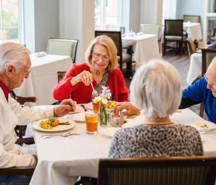 Lake Howard Heights | Seniors eating in dining hall