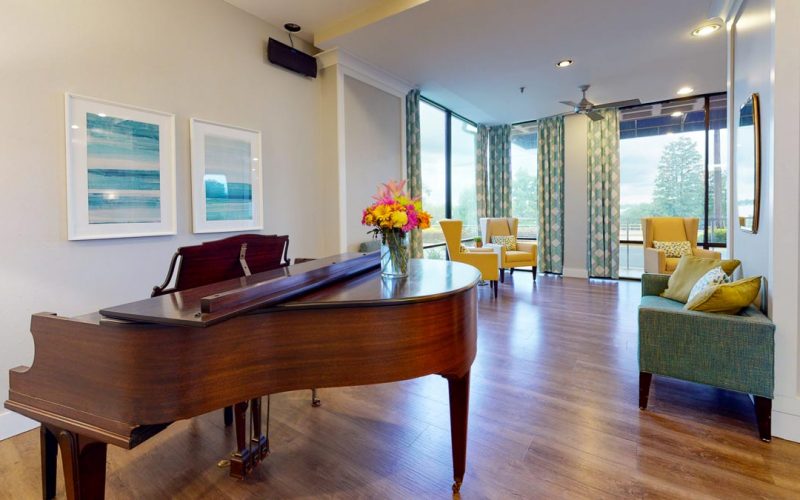 Lake Howard Heights | Piano and chairs in lobby
