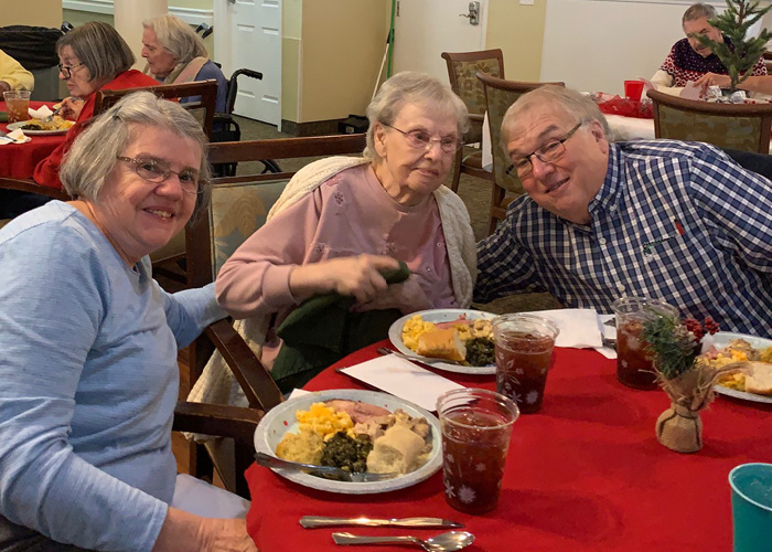 Madison Heights at The Prado | Residents gathered and eating at a table