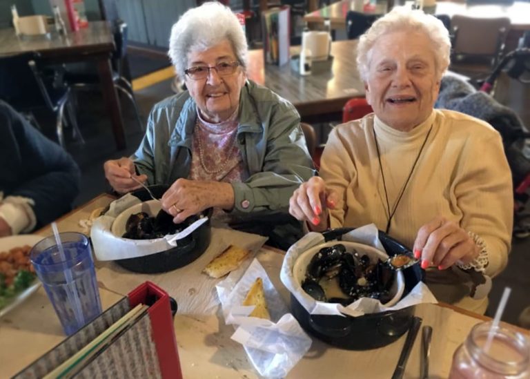 Oakview Park | Seniors eating at restaurant