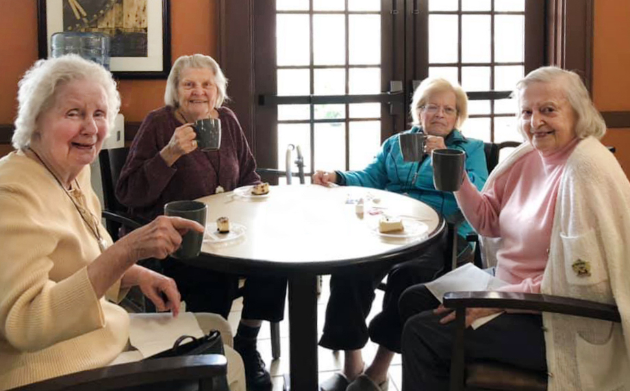 Spring Park Travelers Rest | Residents at table