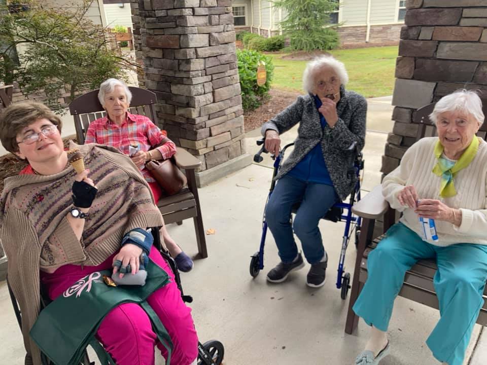 Atlas Senior Living | Residents eating ice cream
