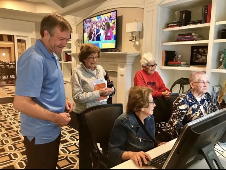 The Goldton at Venice | Residents using the computers