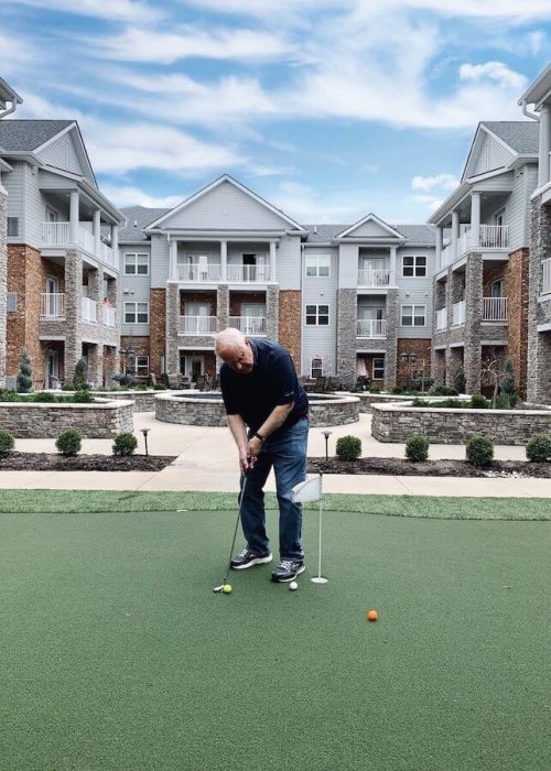 The Goldton at Venice | Residents using the putting green