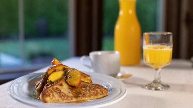 Community-Dining-MarqueeBar-Breakfast